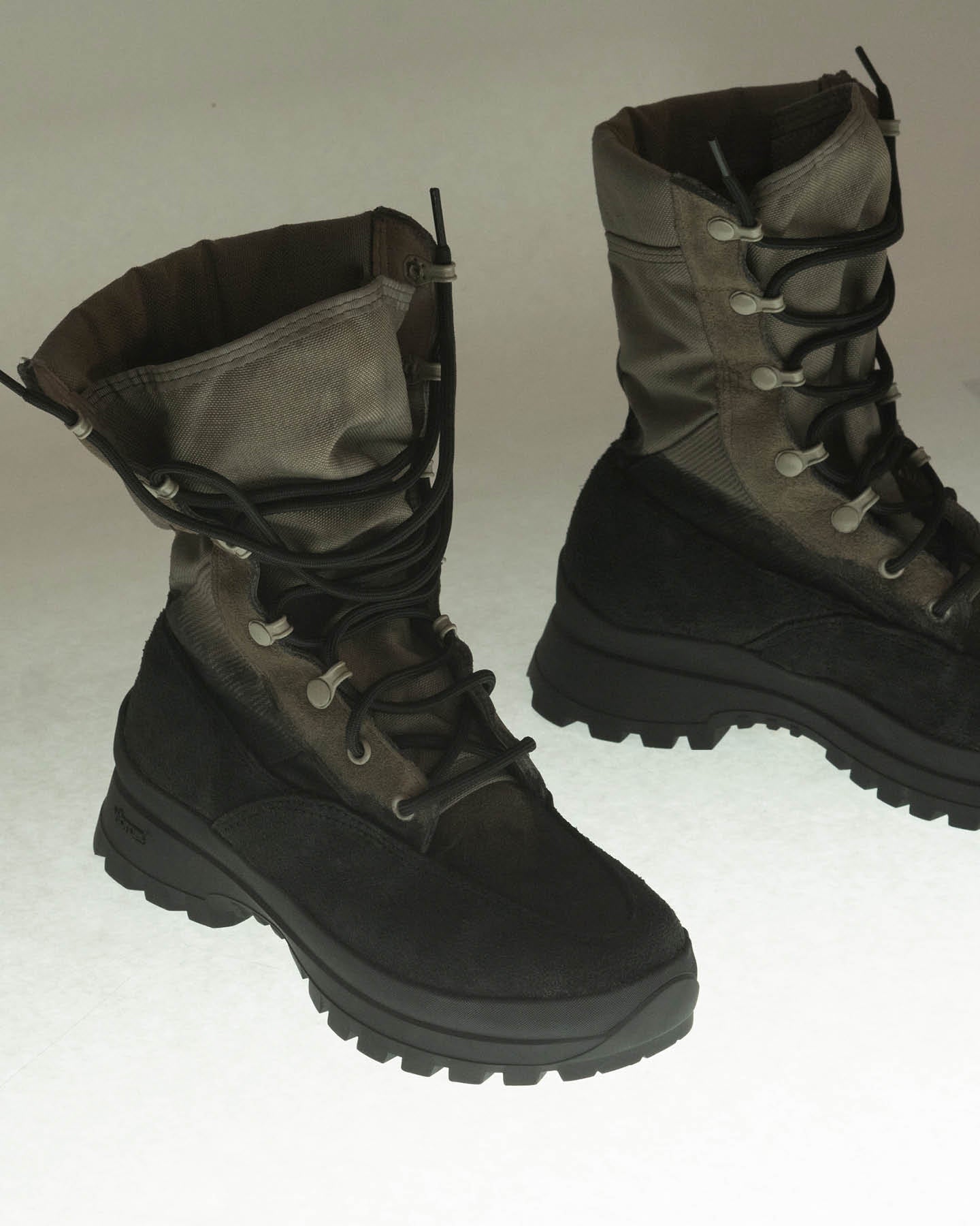 RND: N03 - MILITARY COMBAT BOOT IN SAND