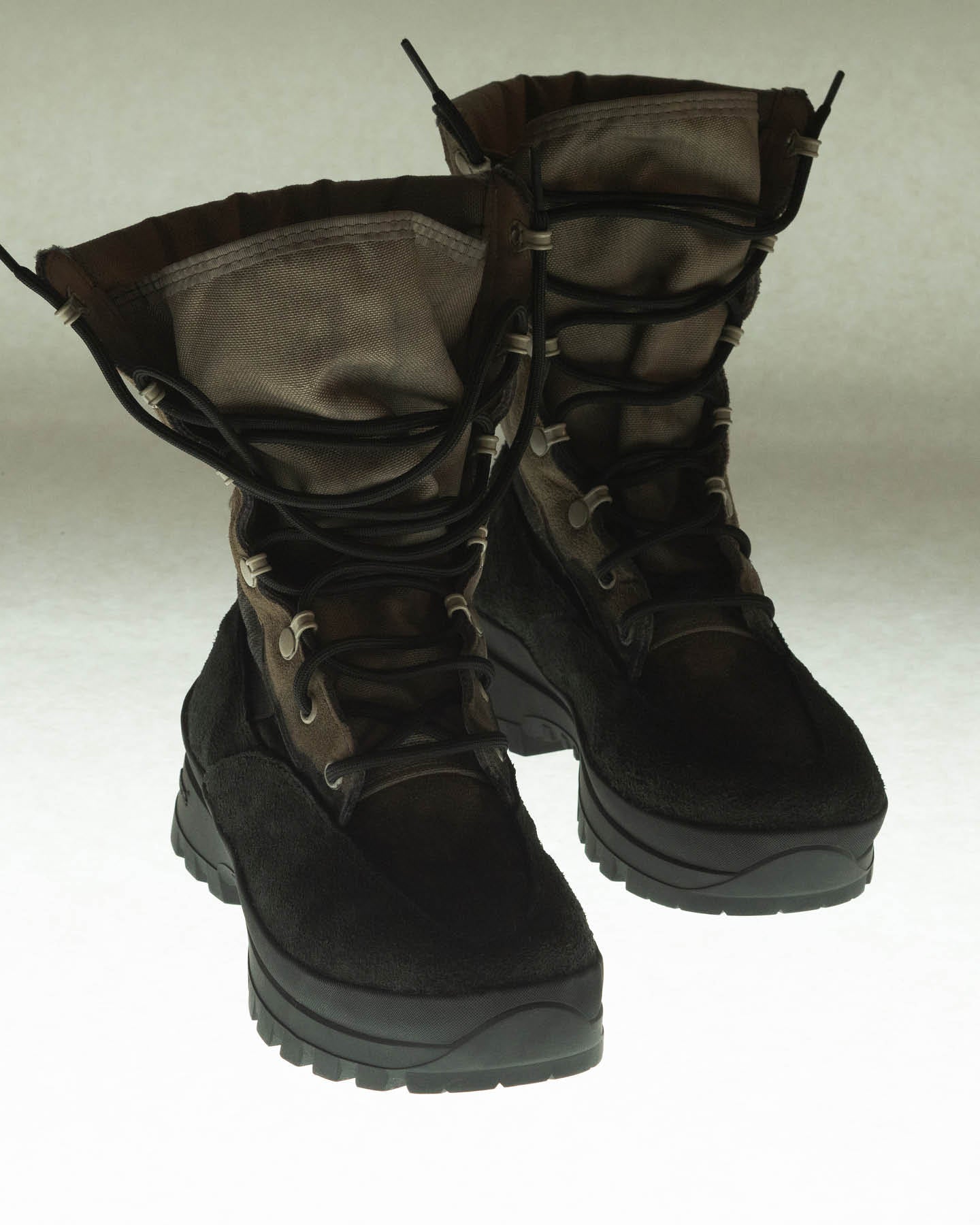 RND: N03 - MILITARY COMBAT BOOT IN SAND